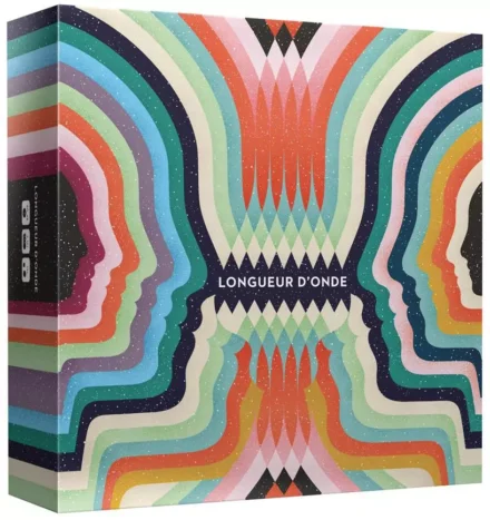 Boîte colorée aux profils humains multicolores symétriques