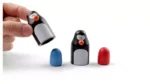 Jeu de gobelets pingouins avec pièces colorées