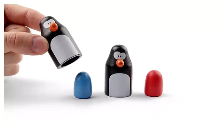 Jeu de gobelets pingouins avec pièces colorées