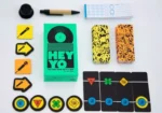 Jeu de cartes coloré Hey Yo avec accessoires.