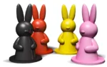 Figurines de lapins colorés noir rouge jaune rose