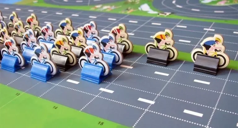 Figurines de cyclistes sur plateau de jeu