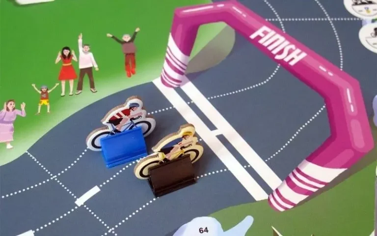 Figurines cyclistes franchissant une ligne d’arrivée