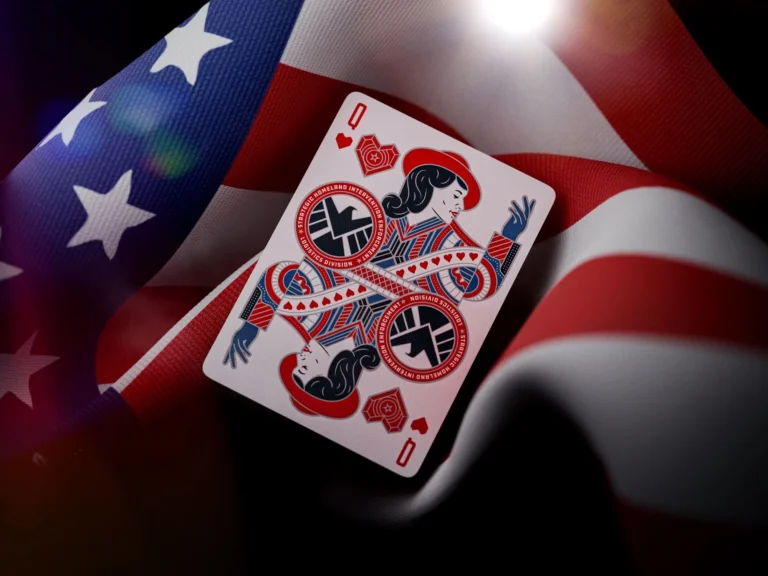 Carte Reine de cœur sur drapeau américain