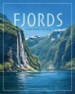 Fjords norvégiens avec cascades, montagnes et voilier