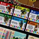 Cartes de jeu colorées avec personnages et symboles numérotés