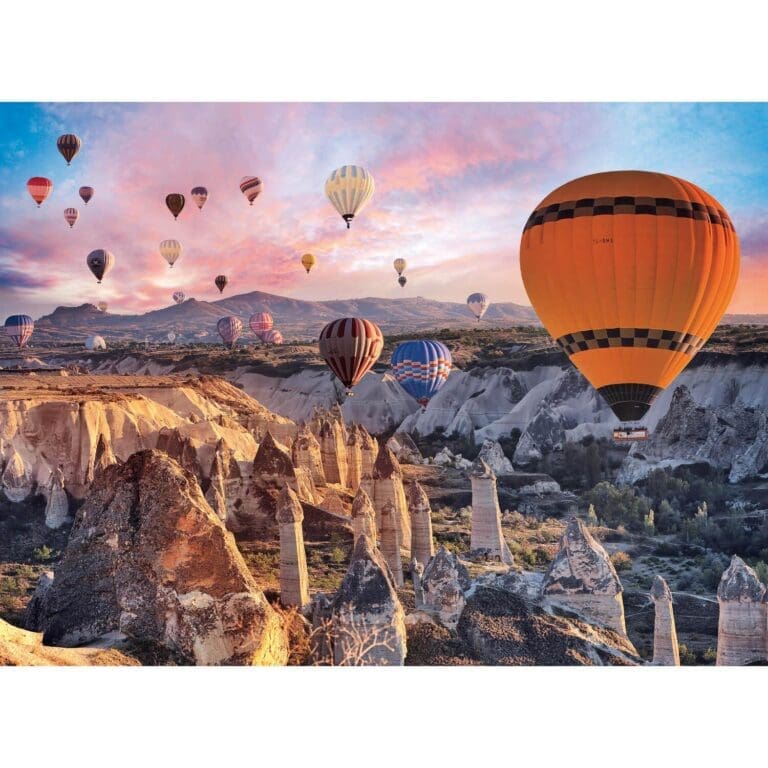 Montgolfières colorées survolant les formations rocheuses de Cappadoce