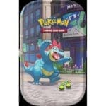 Boîte Pokémon TCG avec Totadou dans rue urbaine