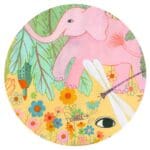 Éléphant rose avec fleurs colorées et libellule