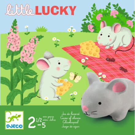 Trois souris blanches avec fromage dans un jardin fleuri