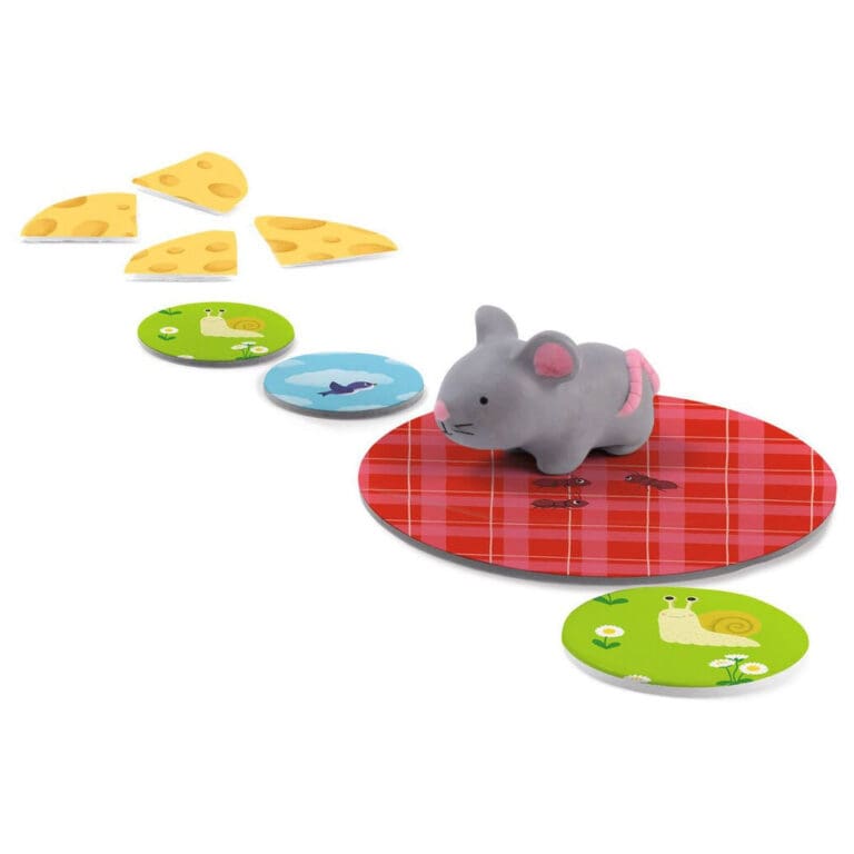 Souris grise jouet avec tapis à carreaux rouges et disques thématiques
