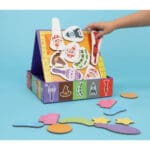 Jeu éducatif coloré avec pièces de puzzle thème festif