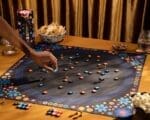 Jeu de société avec plateau astrologique et pions colorés