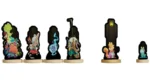 Collection figurines Pokémon noires socle bois